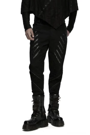Schwarze Gothic Röhrenhose mit symmetrischen Nieten-Riemen in Vorderansicht auf männlichem Modell, kombiniert mit schwarzem Oberteil und Plateau-Stiefeln