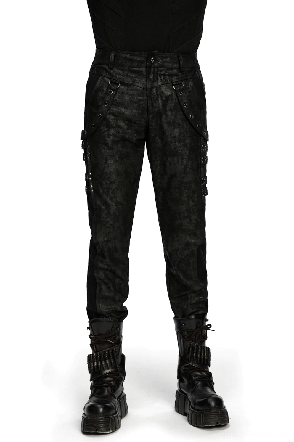 Schwarze distressed Gothic Slim-Fit Röhrenhose vorne mit Metall-Ösen-Straps auf männlichem Model in Frontwinkelansicht