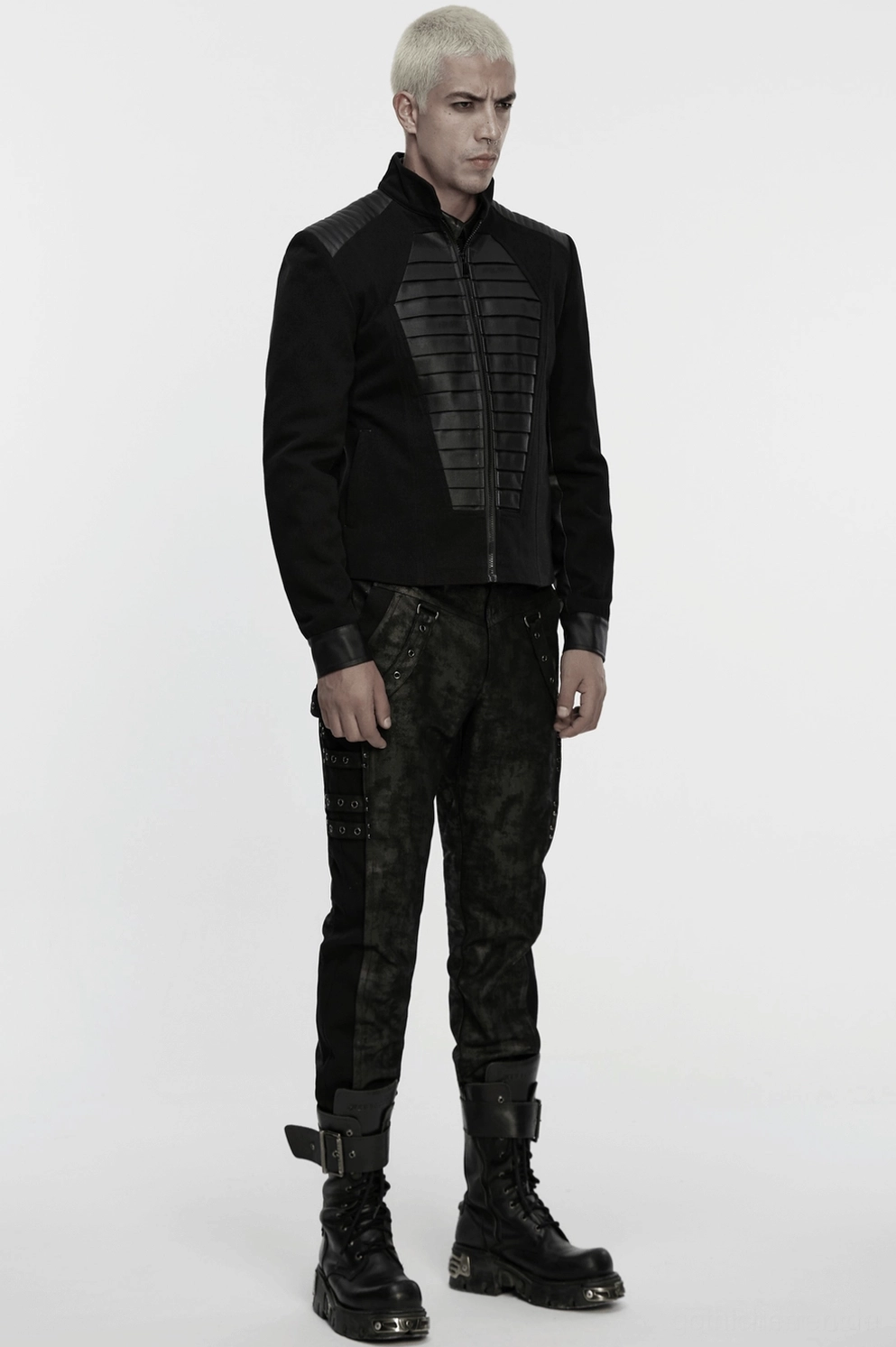 Schwarze distressed Gothic Slim-Fit Röhrenhose zeigt Metall-Ösen-Platzierung und dunkles alternatives Styling