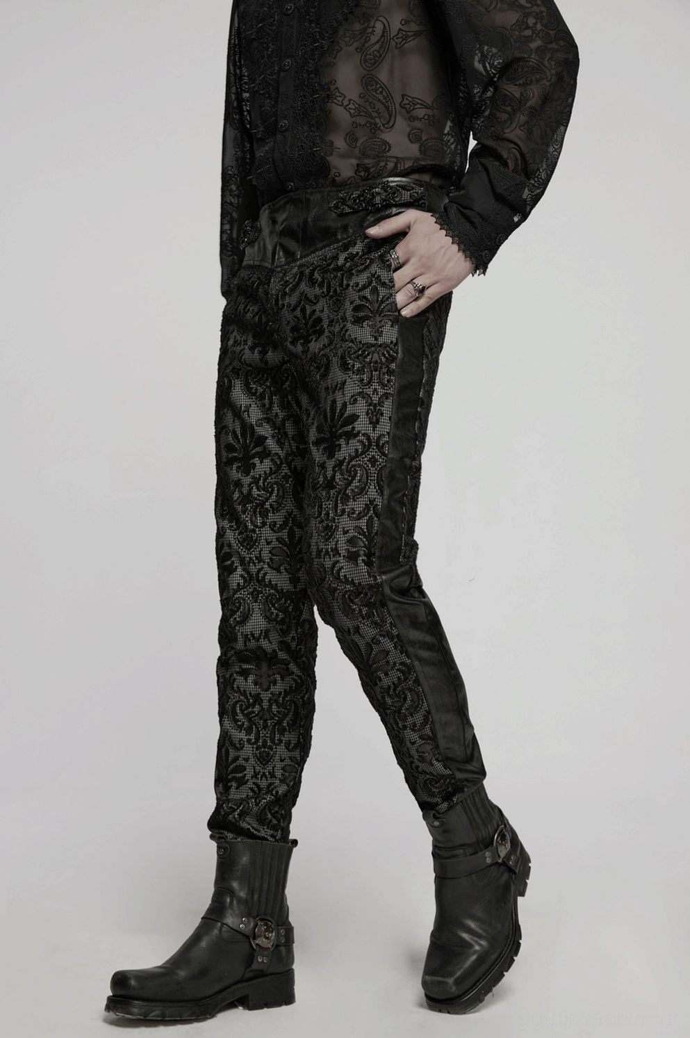 Detail der Rücktaille der schwarzen Gothic-Spitzenhose mit funktionellem Taschen-Design und integrierter Spitzen-Stickerei, zeigt Qualitätshandwerk