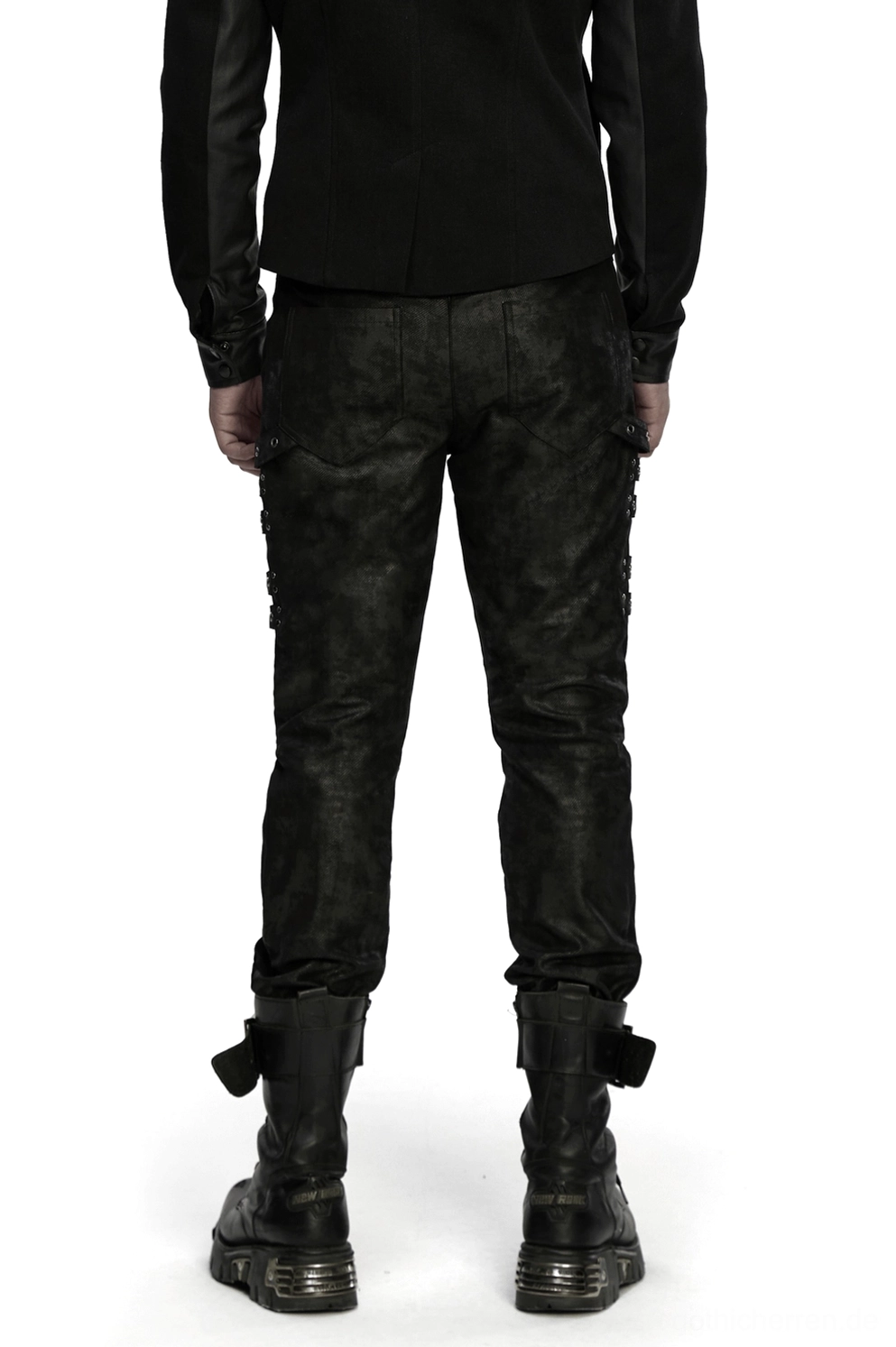 Schwarze distressed Gothic Slim-Fit Röhrenhose von hinten mit verblasster texturierter Stoff und industriellem Styling