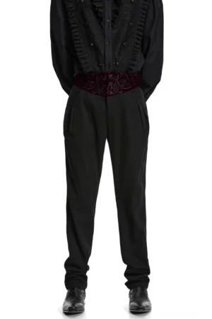 Schwarze Gothic Röhrenhose mit besticktem weinrotem Samtbund Vorderansicht auf männlichem Modell zeigt Slim-Fit Schnitt und ornamentale Verzierungen