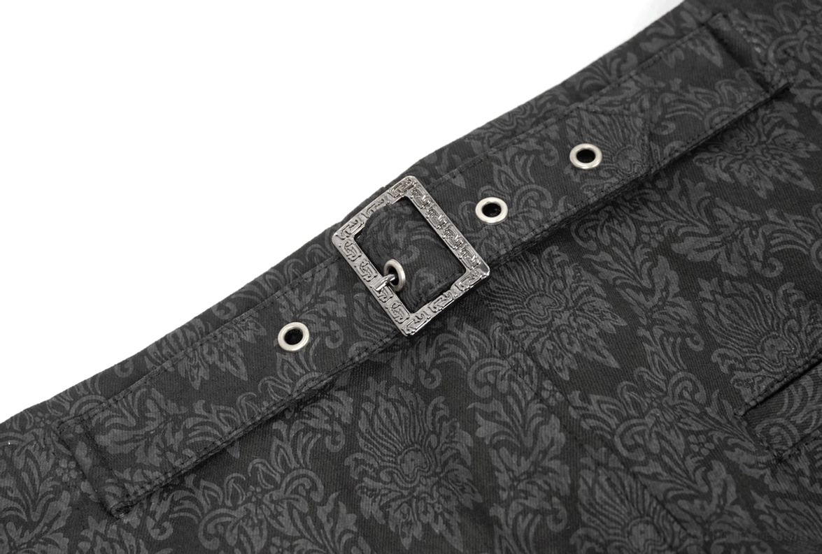 Detailnahaufnahme der schwarzen Gothic Röhrenhose Taillenrückseite, zeigt gravierte Metallschnalle mit schräger Perspektive, Metallösen in Jacquard-Damast-Stoffstruktur auf weißem Untergrund