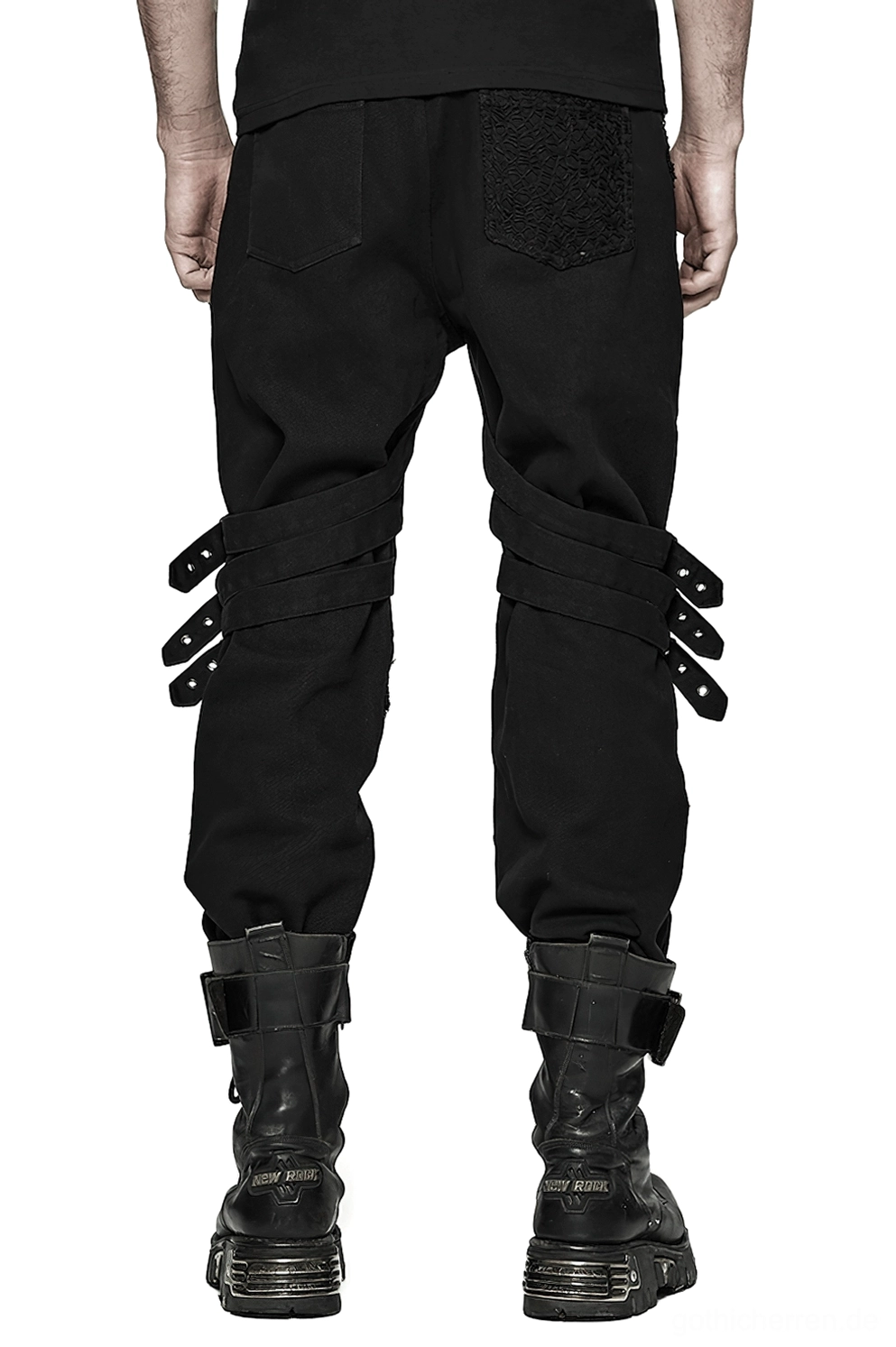 Schwarze Gothic Slim-Fit Röhrenhose mit verstellbaren Schnallenschleifen und strukturiertem Multi-Point-Riemensystem, Rückansicht auf Modell mit Punk-Stiefeln
