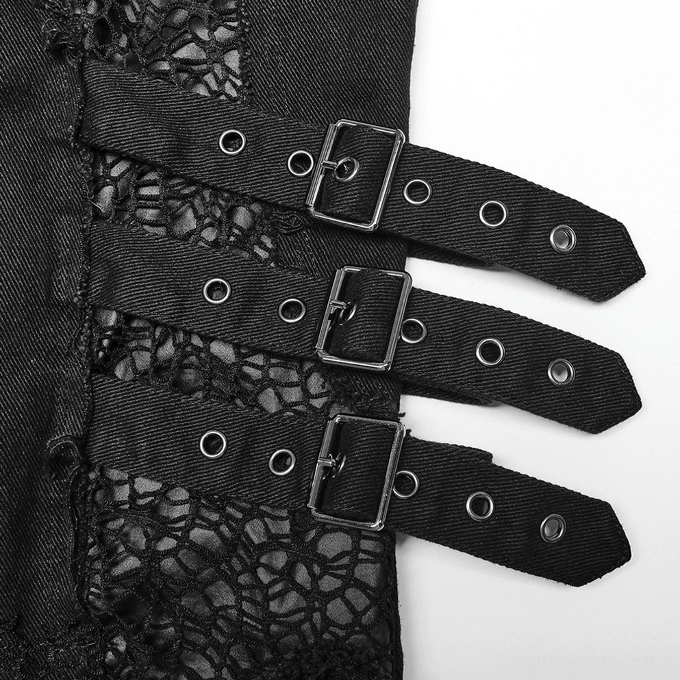 Nahaufnahme des mehrschichtigen Metall-Schnallenhardware-Systems an den Knien der schwarzen Gothic Röhrenhose mit PU-Leder und Mesh-Details