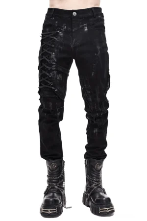 Schwarze Gothic Röhrenhose mit asymmetrischer Schnürung am rechten Bein, Frontansicht auf männlichem Model, zeigt Distressed-Details und Slim-Fit Schnitt