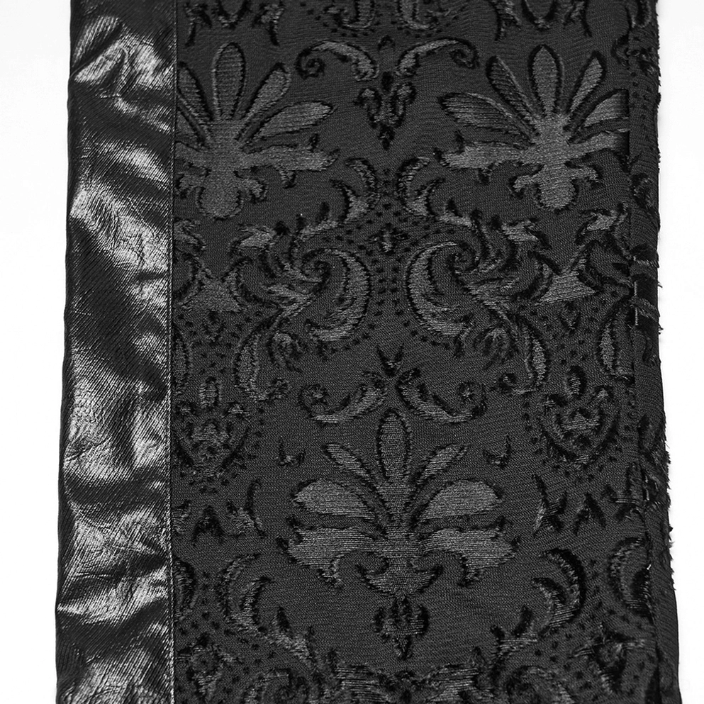Nahaufnahme Seitenpaneel schwarze Gothic Röhrenhose mit gemischtem Leder-Trim und aufwendiger monochromer Blumen-Scroll-Stickerei
