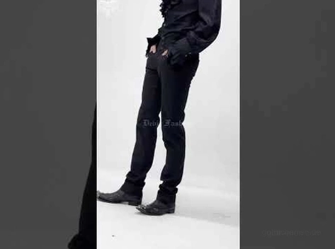 Schwarze Slim-Fit Gothic Röhrenhose, stilisiert mit Lederstiefeln und Seitenansicht des männlichen Modells, hochgeschnittene Silhouette mit Damast-Jacquard-Muster sichtbar