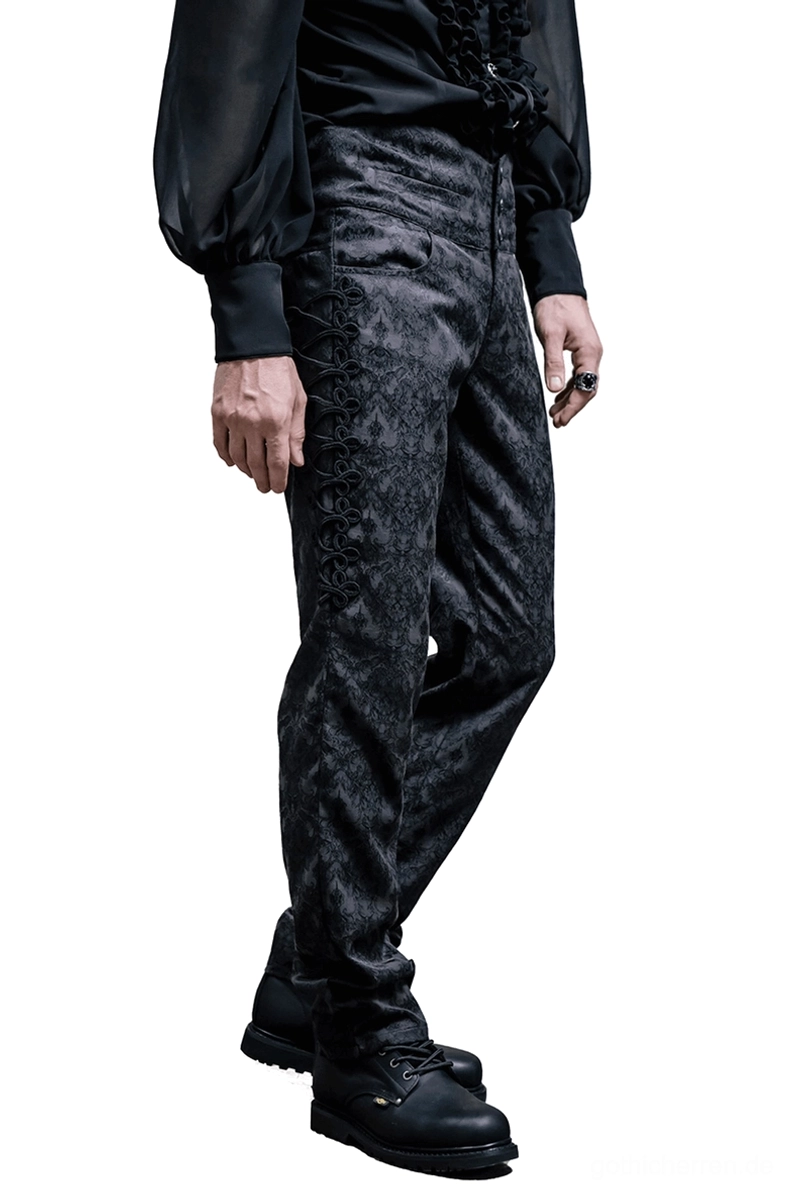 Seitenprofil schwarzer Gothic Damast-Röhrenhose mit Steampunk-Silhouette, hochgeschnittener Taillenkonstruktion und raffiniertem Tailored-Fit, auf männlichem Modell mit Lederstiefeln