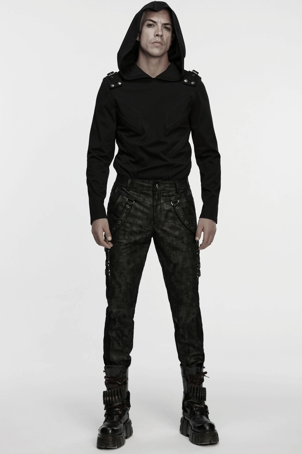 Schwarze distressed Gothic Slim-Fit Röhrenhose Seitenprofil hebt schlanken verjüngten Schnitt und Hardware hervor