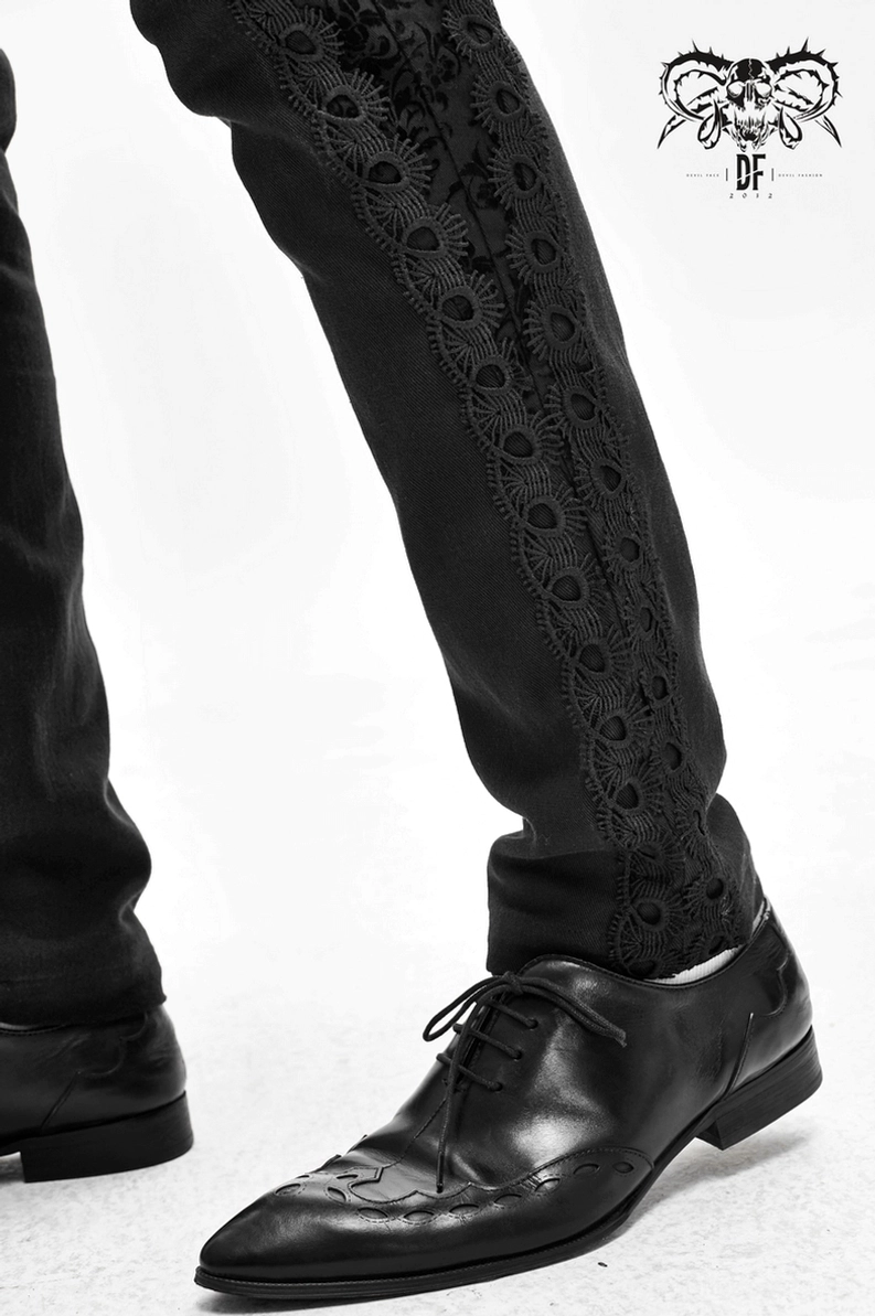 Schwarze Gothic-Röhrenhose Silhouette und strukturelles Design der Spitzenseitenpaneele und Metallhardware, Gesamtform und Konstruktion zeigend, Slim-Fit-Profil mit dekorativen Elementen