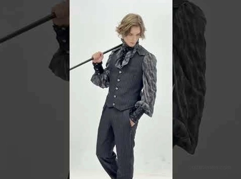 Stilisiertes Gothic Outfit schwarze Pinstripe Röhrenhose viktorianisches Rüschenhemd Weste Gentleman Look