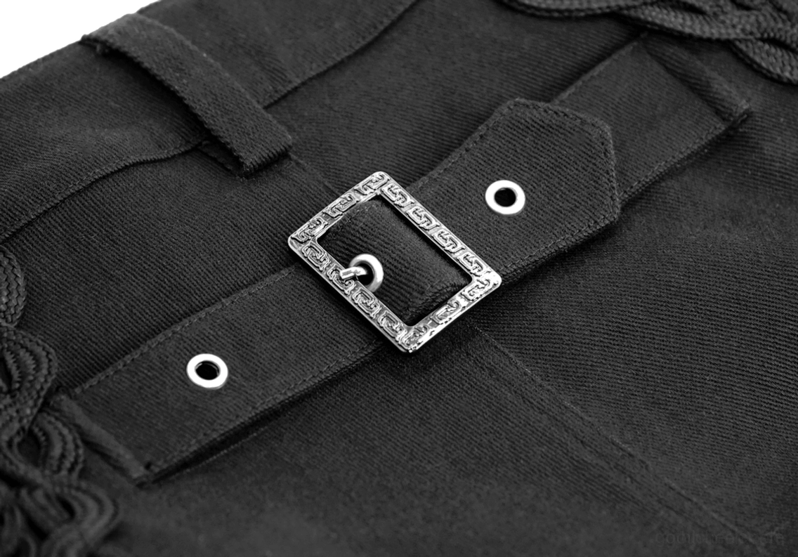 Makro-Fotografie der Vintage-Metallschnalle an schwarzer Gothic-Röhrenhose, Detailaufnahme mit gelochtem Riemen und engravier Metalldesign, Premium-Handwerkskunst-Detail