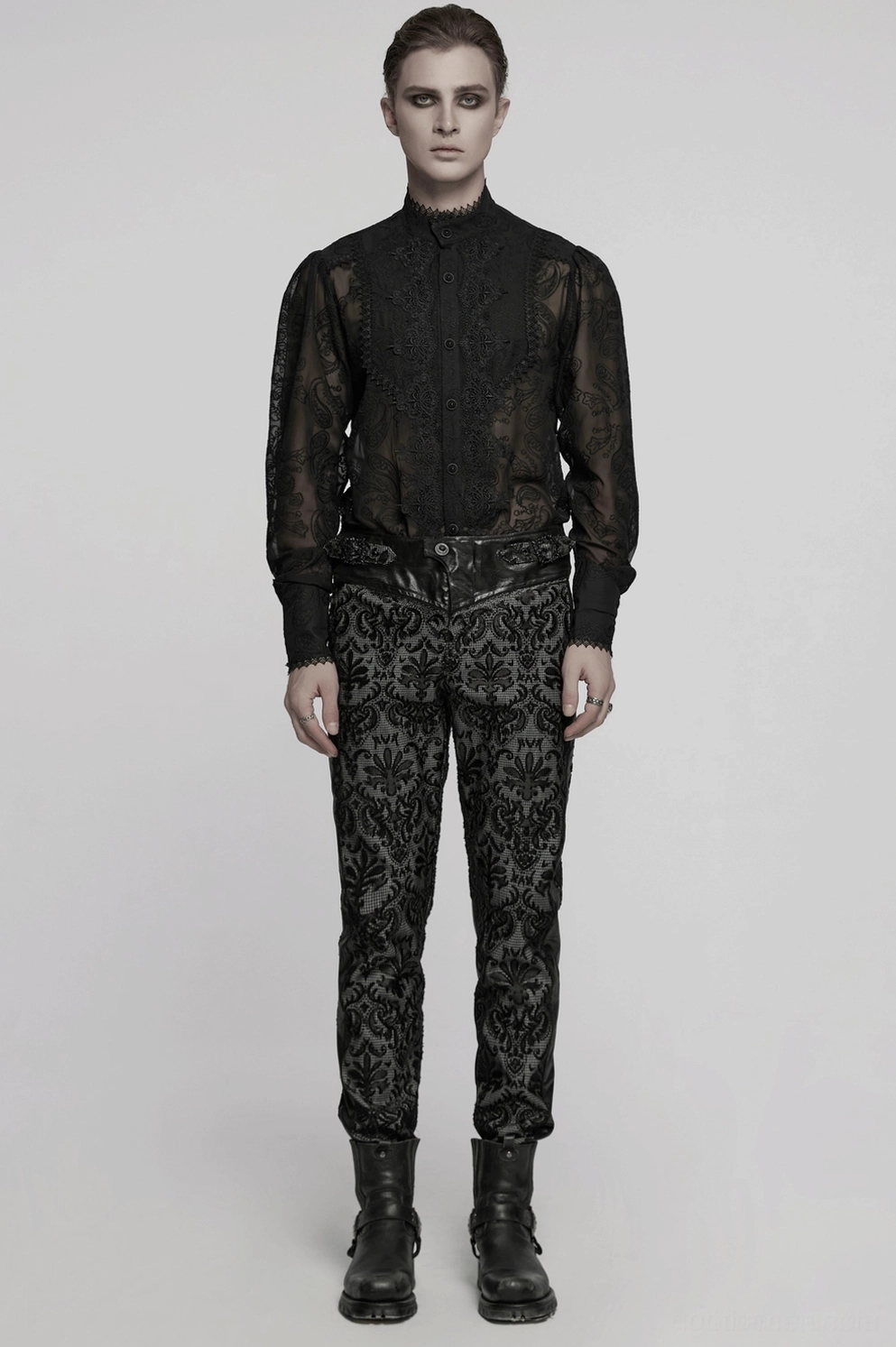 Vollständige Ganzkörper-Styling-Aufnahme der schwarzen Gothic gestickten Slim-Fit Spitzenhose, getragen mit kompletter Alternative-Fashion-Ästhetik-Ensemble