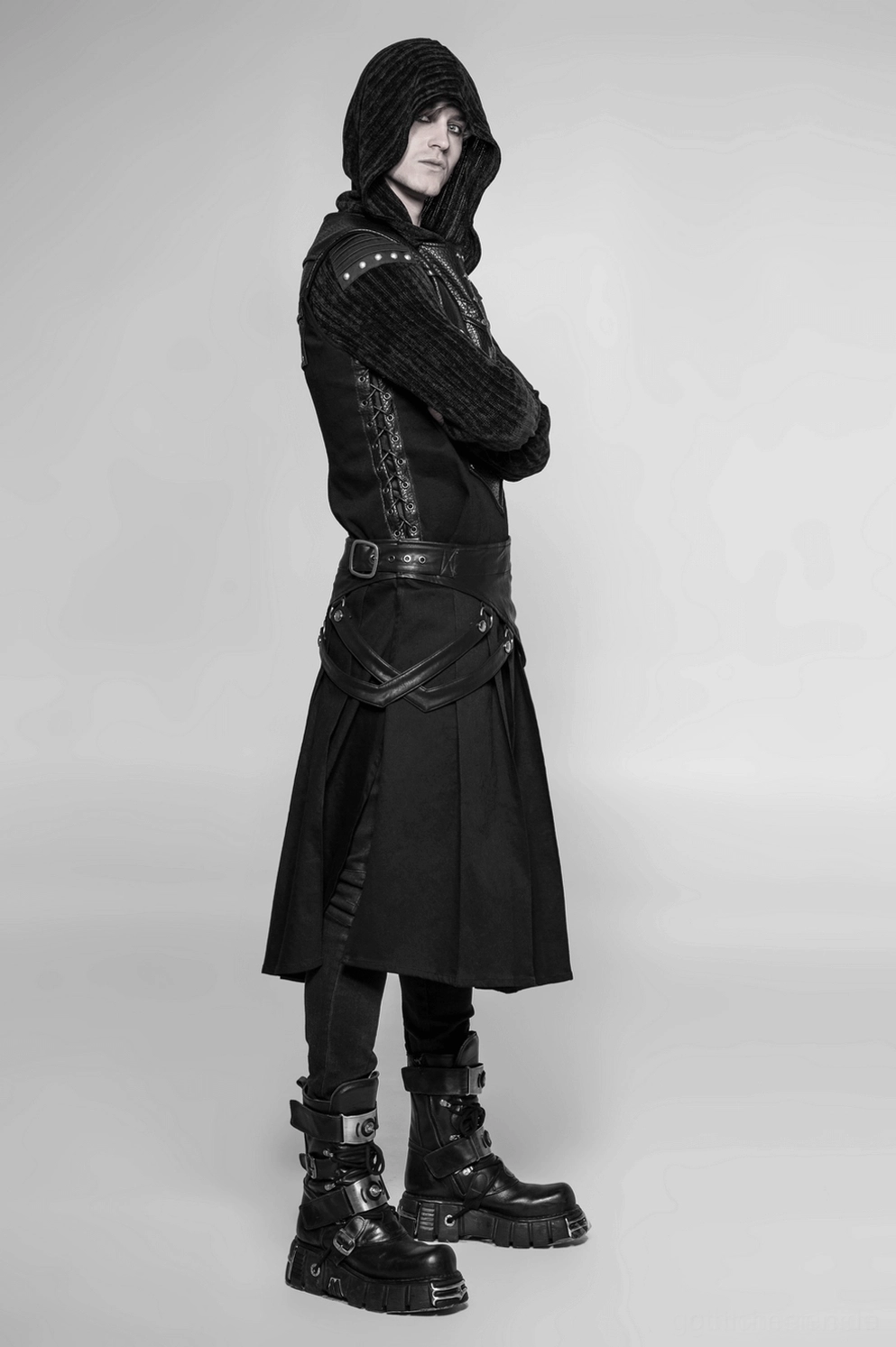 Schwarze Gothic Rüstungsweste Gesamtsilhouette zeigt tragbare Rüstungs-Ästhetik für alternative Herren