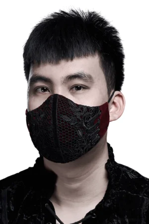 Schwarze Gothic-Spitzenmaske aus Samt am Modell getragen, Nahaufnahme vorne mit aufwendiger floraler Spitzenstickerei und Samtdetails in Burgunderrot, verstellbare elastische Ohrschleifen, dunkle romantische Ästhetik