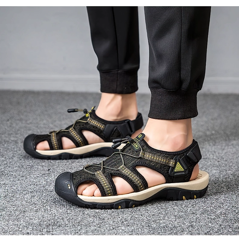Schwarze Gothic Gladiator Sandalen mit Klettverschluss Knöchelriemen getragen an Füßen graue Teppich Hintergrund Seitendetail Tragekomfort