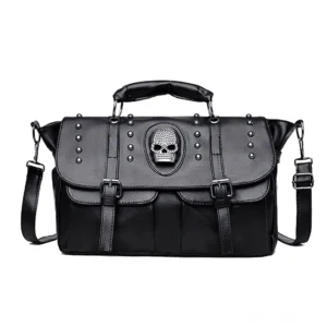Schwarze Gothic Schädel Leder Schultertasche Vorderansicht mit strukturierter Narbung, silbernen Nieten und ikonischem Totenkopf-Emblem auf Kunstleder