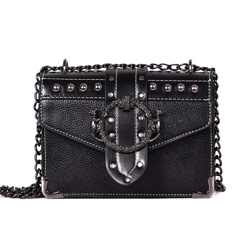Schwarze Gothic Quadrat-Schultertasche mit silbernen Schädel-Nieten und ornamentalem Metallverschluss, strukturiertes PU-Leder mit schwarzer Kettenkette, Frontalansicht