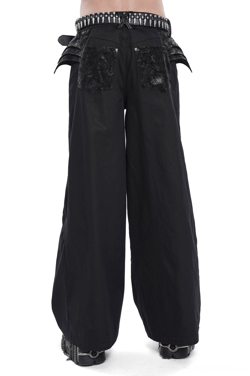 Schwarze Gothic Schlaghose mit strukturierten Flügel-Gesäßtaschen und Nieten-Bund - Rückansicht Vollkörper-Trägerin