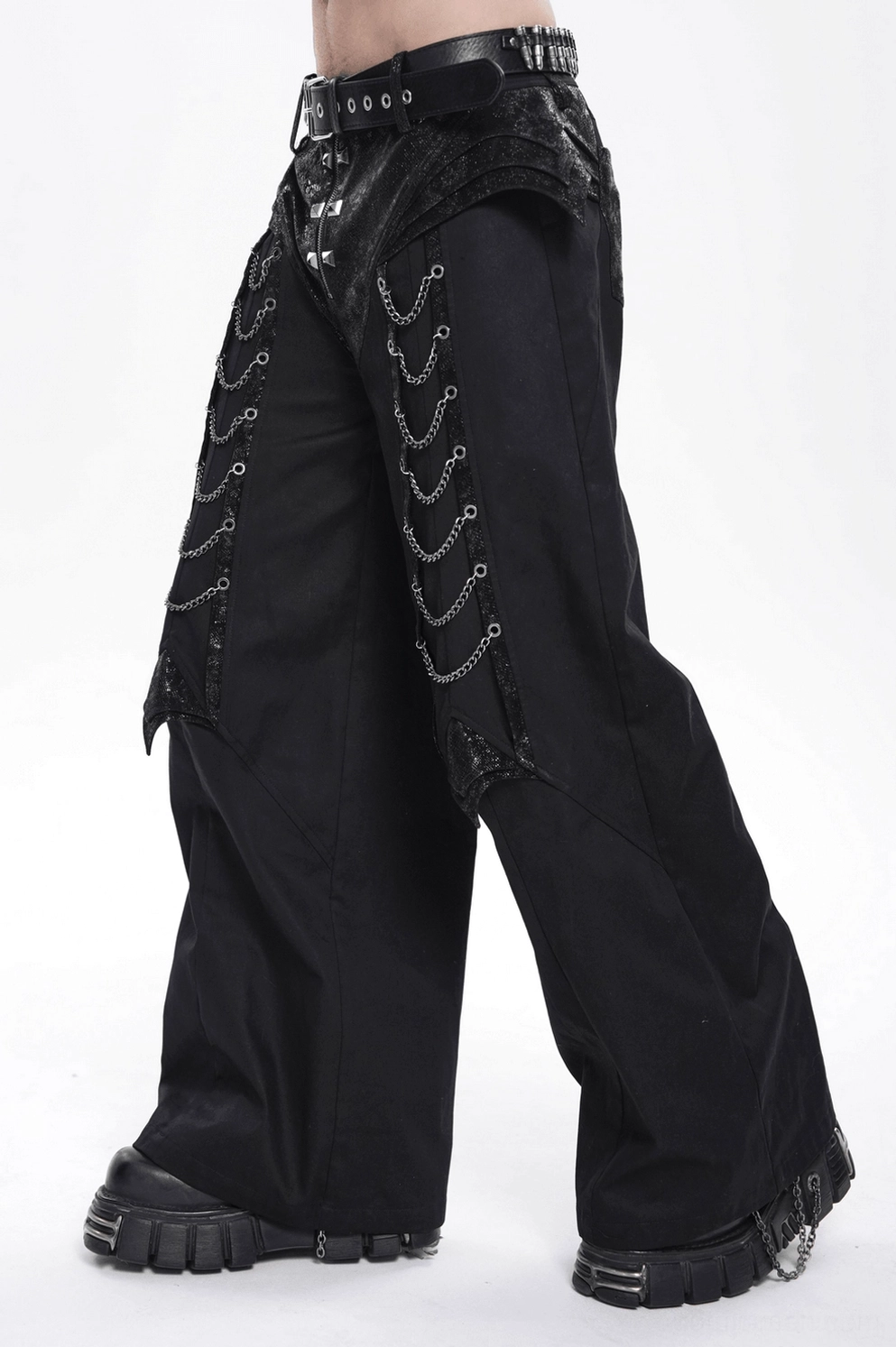 Schwarze Gothic Schlaghose mit Kettenornamente und strukturierter Hüftkonstruktion - Detailaufnahme
