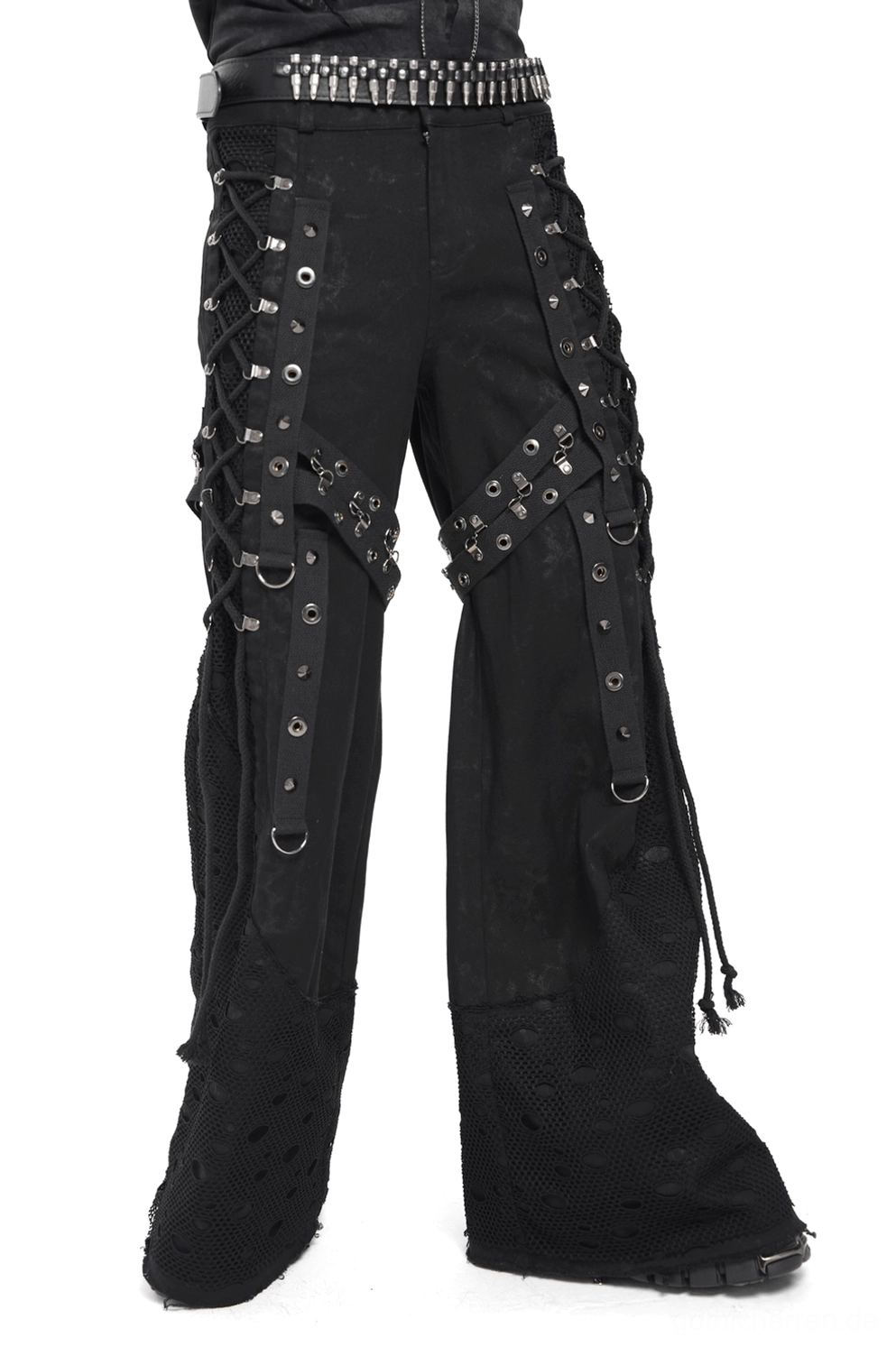 Schwarze Gothic Schlaghose mit Schnürlace-Metallösen und Mesh-Panelen Frontalansicht mit Nieten-Gürtel