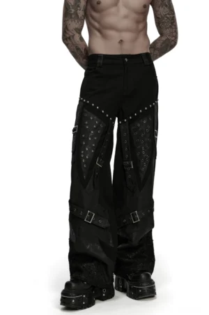 Schwarze Gothic Schlaghose Frontansicht mit silbernen Nieten und Schnallengurten auf männlichem Model, weit geschnittene Silhouette mit Patchwork-Design