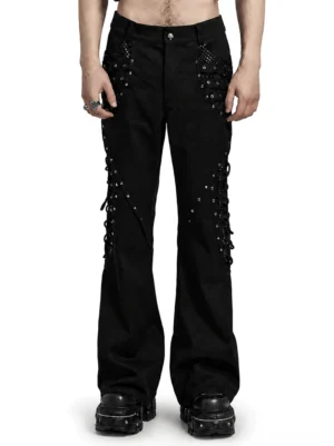 Schwarze Gothic Schlaghose mit Netzstoff und Nieten-Schnürung Vorderansicht auf Model, breite Schlaghosen-Silhouette mit Fishnet-Paneelen