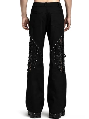 Schwarze Gothic Schlaghose Rückansicht mit Lace-Up Nietendetails auf den Oberschenkeln, breite Schlaghosen-Schnitt und Alternative Streetwear