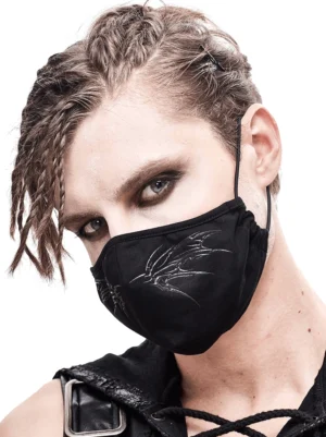 Männliches Model trägt schwarze Gothic Schmetterlings-Maske mit silberner Flügelstickerei und verstellbaren Ohrenschleifen, Ansicht von links vorne