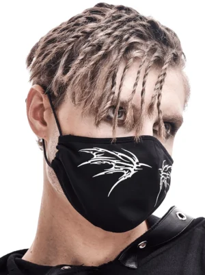 Unisex Gothic Schmetterlingsmask mit symmetrischem weißem Flügeldruck in Vorderansicht, getragen von männlichem Model, zeigt punk-alternative Mode-Ästhetik