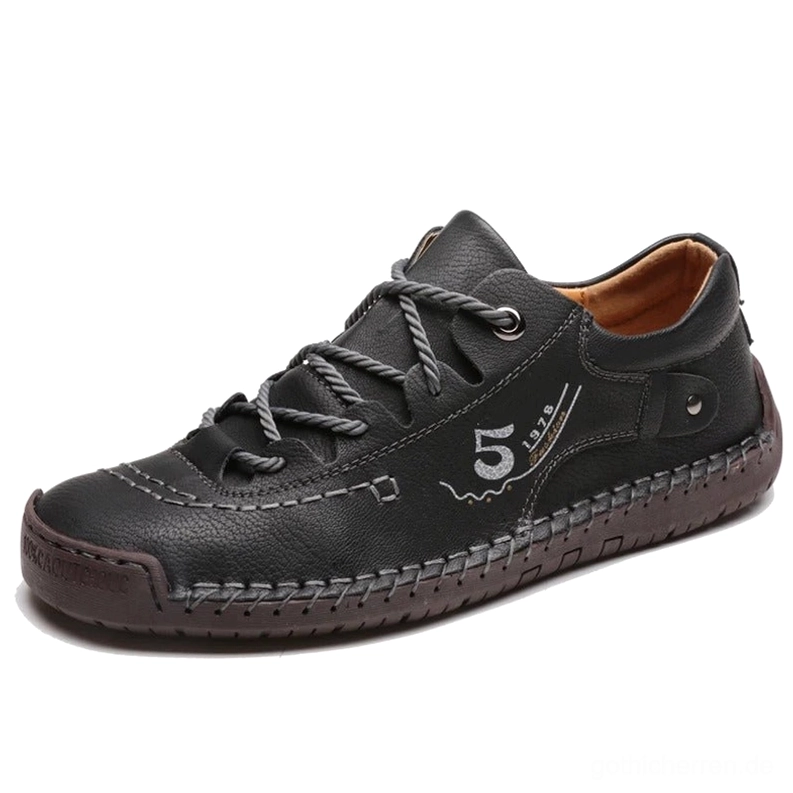 Schwarze Gothic Schnürschuhe Herren Leder-Loafer, Vorder-Dreiviertel-Ansicht mit handgesteppten Details und Premium-Leder-Konstruktion