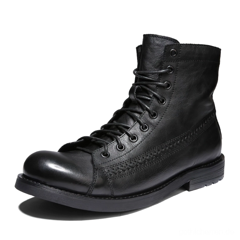 Schwarze Gothic Schnürstiefel für Herren mit Steppdetails an der Zehenklappe und runder Zehenform in Studio-Ansicht