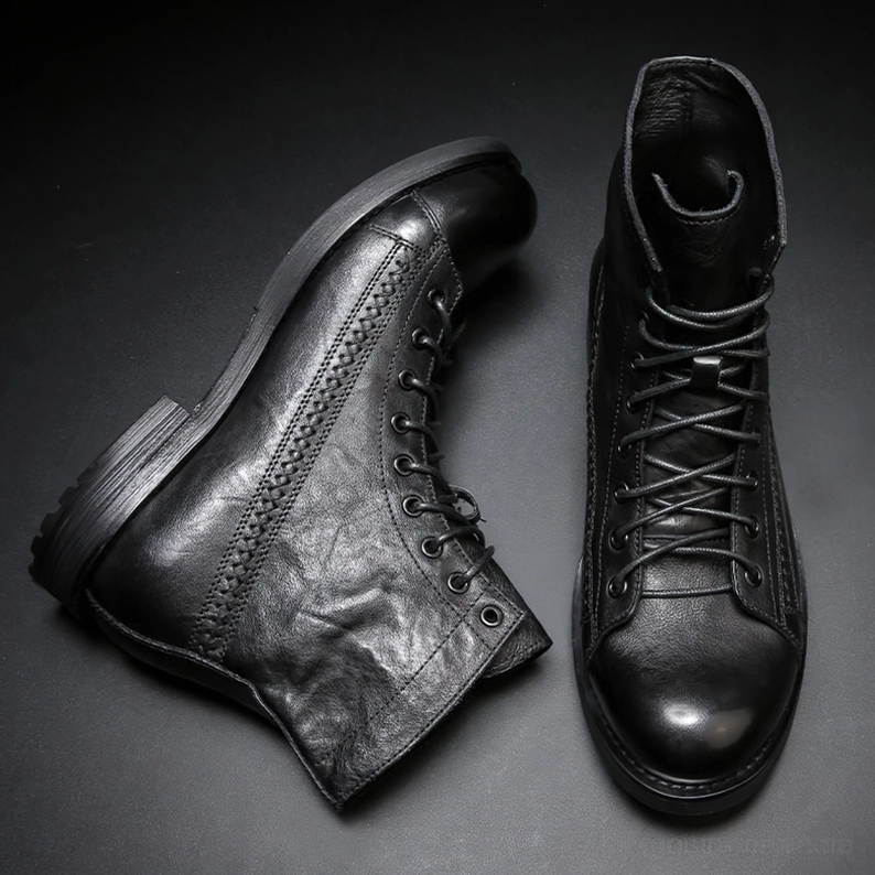 Schwarze Gothic Leder-Schnürstiefel Flatlay mit Steppdetails an der Vorderkappe und strukturiertem Leder