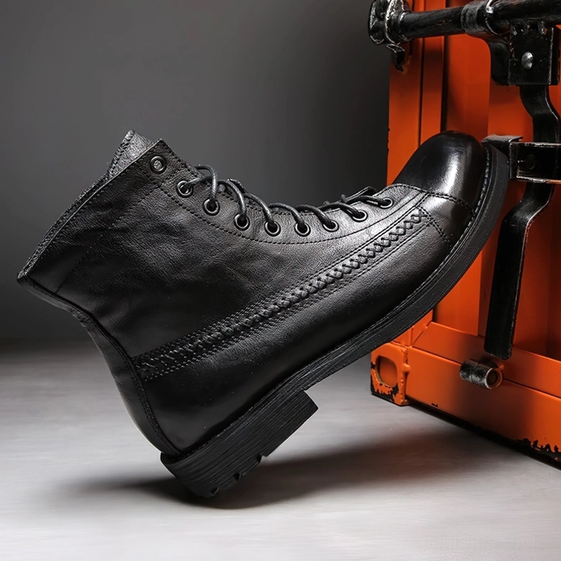 Schwarze Gothic Herren-Schnürstiefel mit runder Zehenform und Lace-Up Design – Nahaufnahme der Zehenkappe Details