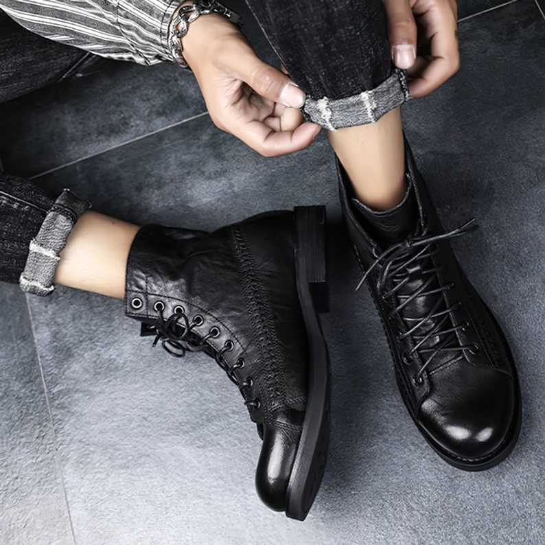 Schwarze Gothic Schnürstiefel für Herren mit Lace-Up Design und sauberer Gummisohle in Street-Casual-Ästhetik