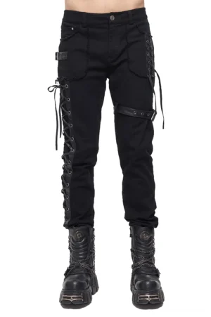 Schwarze Gothic Schnür-Cargohose mit voller Seitenschnürung und Oberschenkelriemen von vorne – Herrenmodell mit schwarzen Plattformstiefeln auf weißem Hintergrund