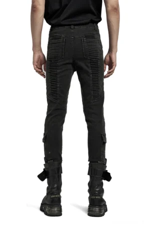 Schwarze gothic punk skinny jeans rückansicht vollbild männliches modell - kompletter körperschuss zeigt rückentaschen gerippte kniepanels und seitliche knöchelriemchen