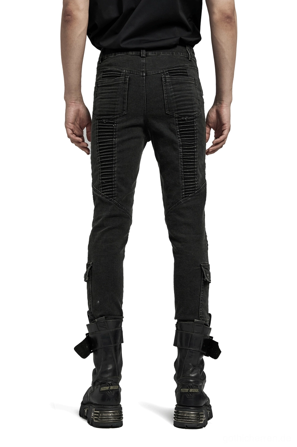 Schwarze gothic punk skinny jeans rückansicht vollbild männliches modell - kompletter körperschuss zeigt rückentaschen gerippte kniepanels und seitliche knöchelriemchen