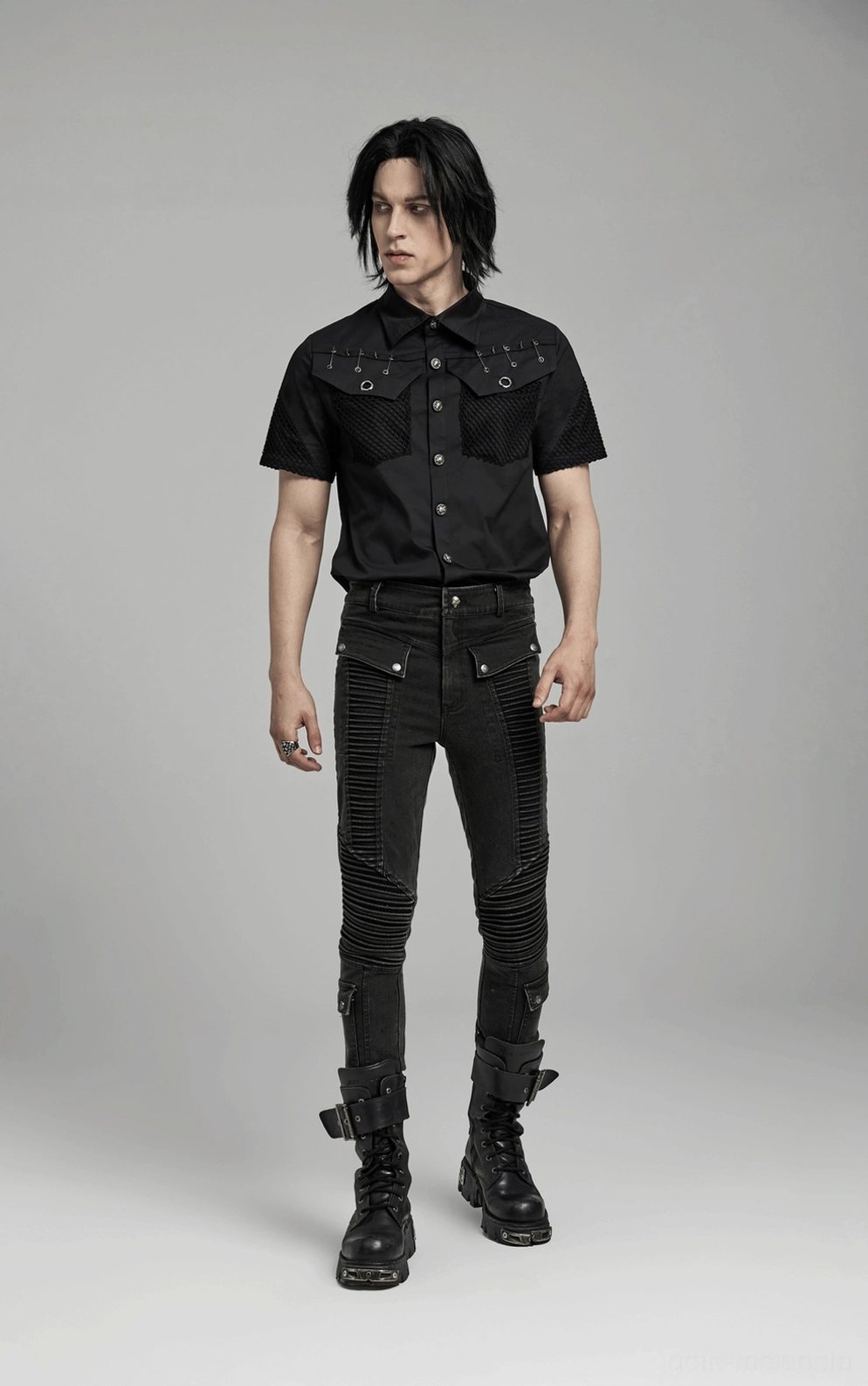 Schwarze gothic skinny jeans saum und stickkonstruktion detailaufnahme - präzisions-handwerksarbeit verstärkte paneele nahtdetails und robuste verarbeitung