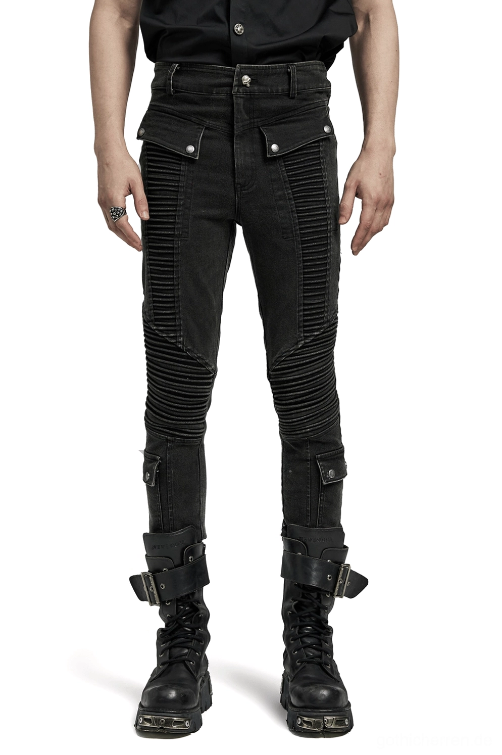 Schwarze gothic skinny jeans vorderansicht vollbild männliches modell - kompletter körperschuss mit kordelzug taille und gerippten kniepanels für alternative männermode
