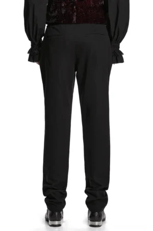 Schwarze Gothic Slim-Fit Hose Rückansicht auf Model – tailliertere hintere Silhouette mit glatter Rückseite und präziser Schneiderei