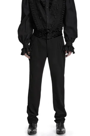 Schwarze Gothic Slim-Fit Hose mit Samtbestickung Vorderansicht auf männlichem Model – hochsitzender Schnitt und taillierte Silhouette mit viktorianischer Eleganz