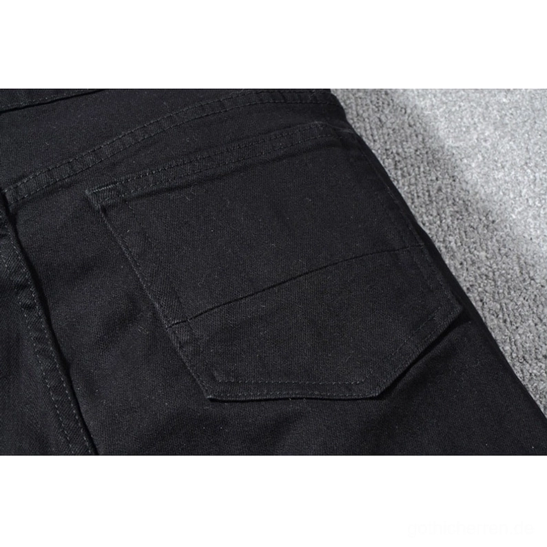 Vollkörper Vorderansicht schwarze Gothic Slim Jeans mit Strass-Steinen und Distressed Details auf Schneiderpuppe Menswear