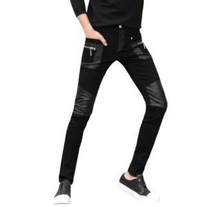 Schwarze Gothic Slim Lederhose mit Lederknöpfen und Metallreißverschlüssen Frontansicht auf männlichem Model zeigt Utility-Taschen und Industrial-Design