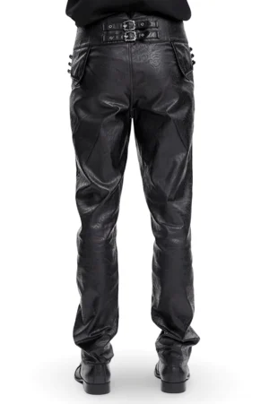 Rückansicht schwarze synthetische Kunstleder Gothic Lederhose auf Model, zeigt Rückentaschen und duales Schnallensystem am Bund sowie die inelastische Kunstleder-Oberfläche