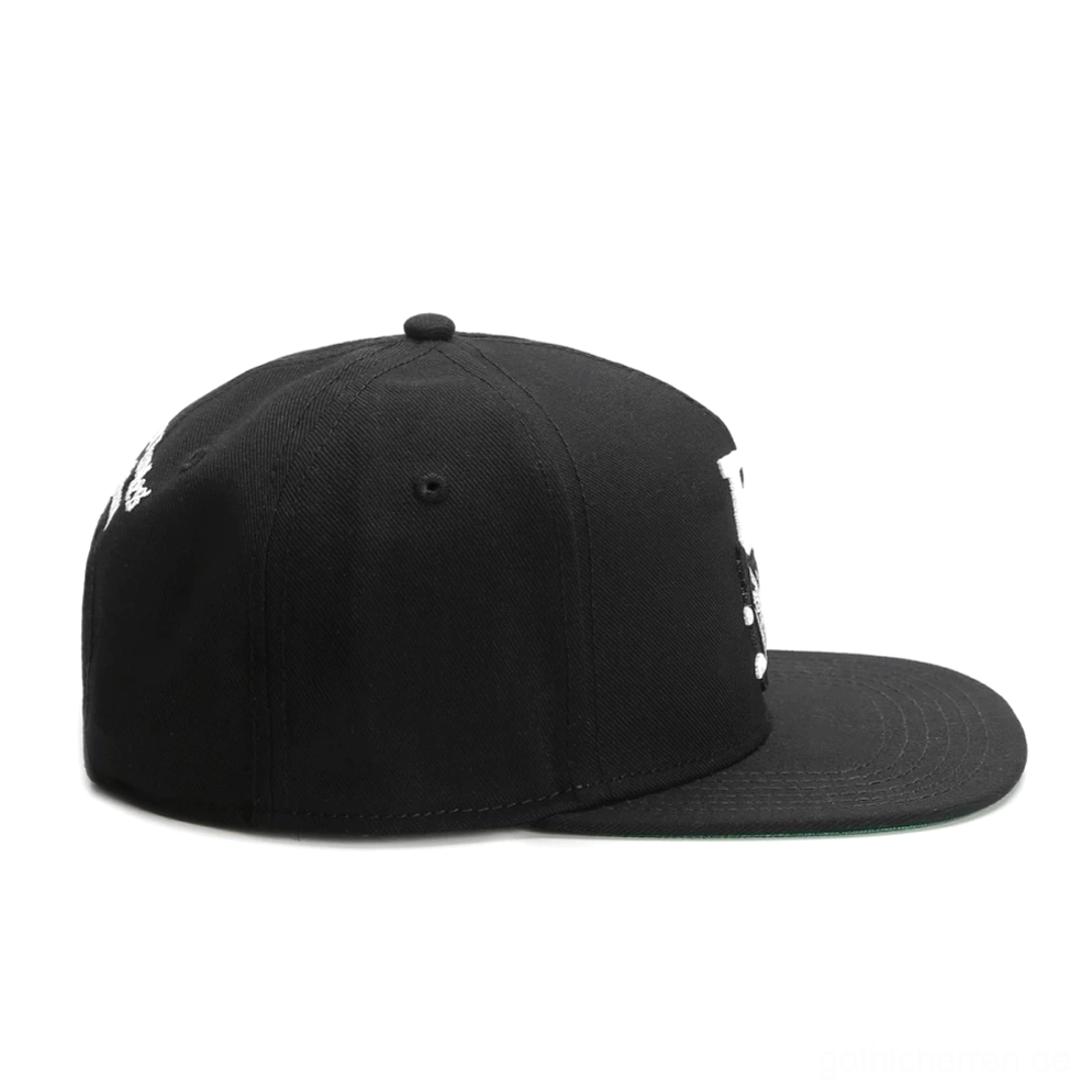 Seitenansicht der schwarzen Gothic Snapback Cap mit flachem Schirm und grüner Innenfütterung – Detailansicht des Flat-Brim Designs und der Alternative Kappe