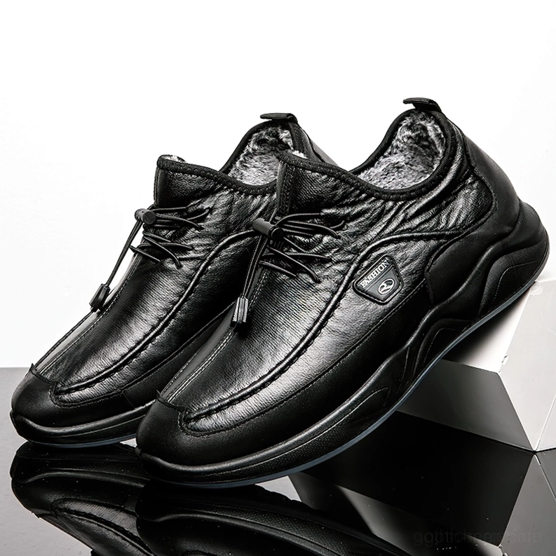 Schwarze Fleece-gefütterte Gothic-Sneaker mit flauschiger Innenseite und strukturierter Lederoberfläche, Draufsicht Detail des warmen Innenfutters