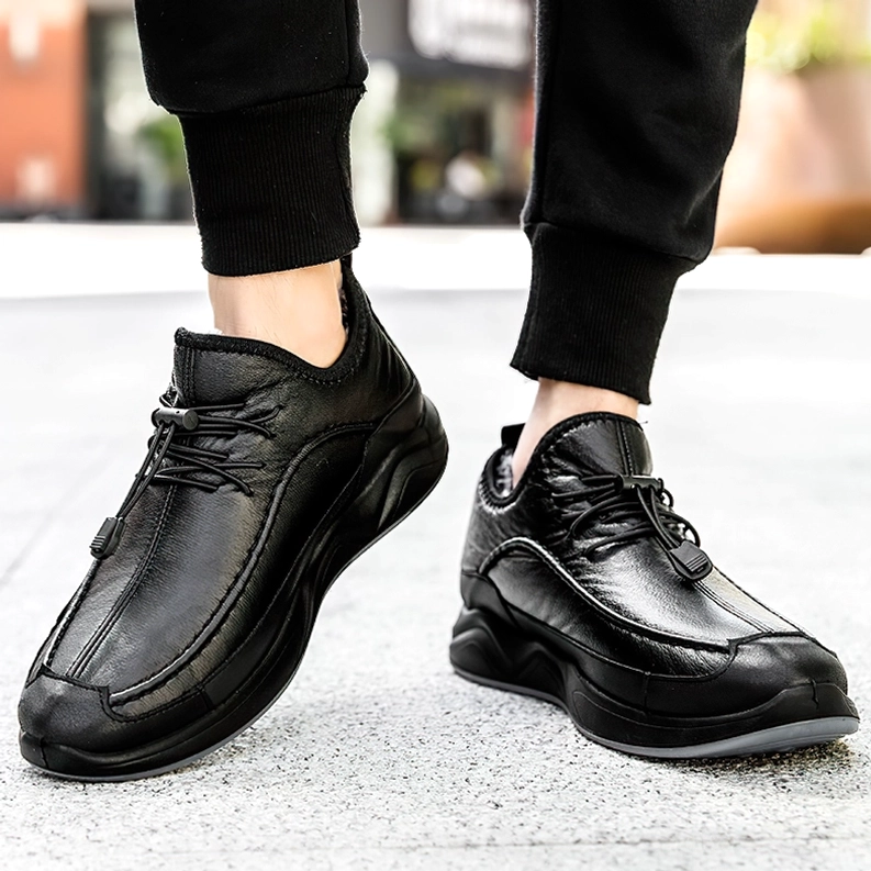 Schwarze Gothic-Kunstleder-Sneaker im Street-Style mit schwarzer Bundhose bei Outdoor-Szene, casual moderne Tragedemonstration