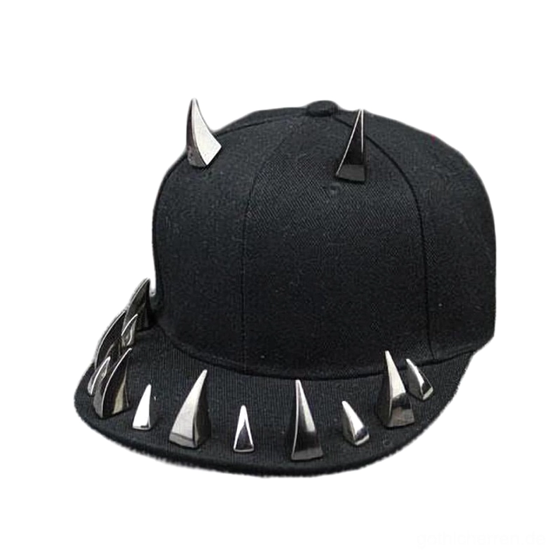 Schwarze Gothic Spike Snapback Cap mit silbernen Metallnieten aus 45-Grad-Seitenansicht, zeigt die charakteristischen Horndornen auf der Krone und den kompletten Nietenbesatz entlang der Krempe für authentischen Punk-Rock-Look